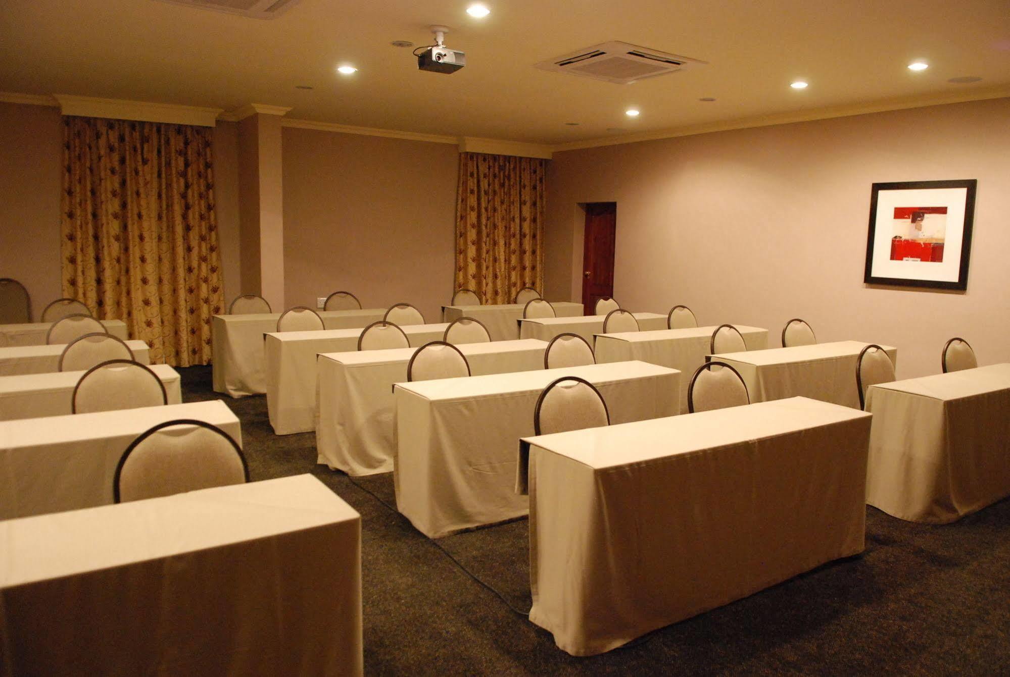 Protea Hotel By Marriott Harrismith Montrose Esterno foto