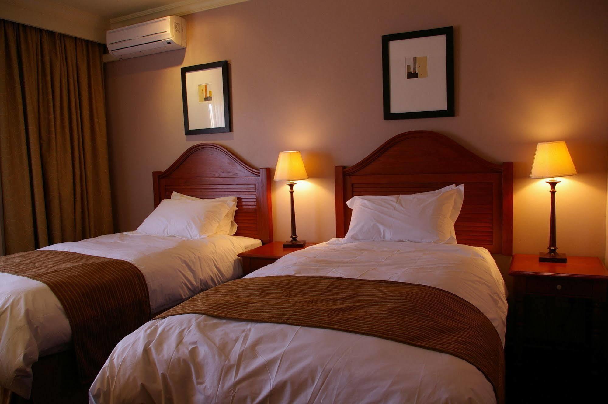 Protea Hotel By Marriott Harrismith Montrose Esterno foto