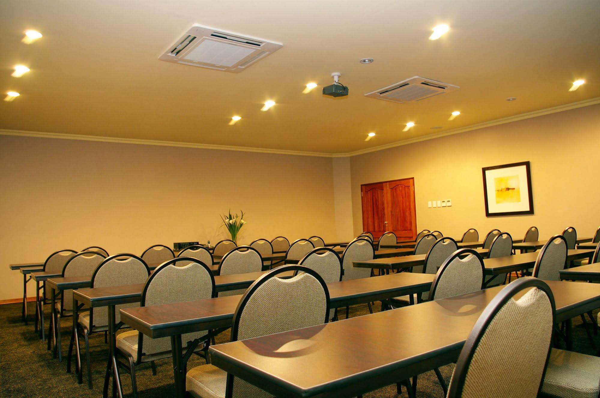 Protea Hotel By Marriott Harrismith Montrose Esterno foto